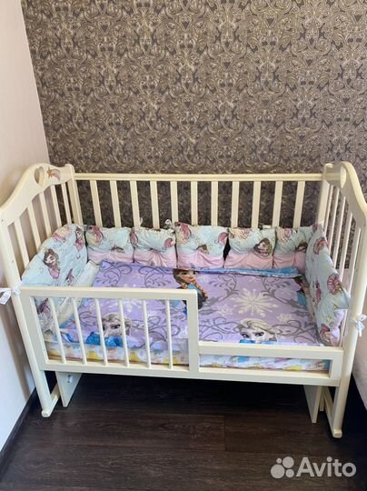 Детская кроватка с маятником