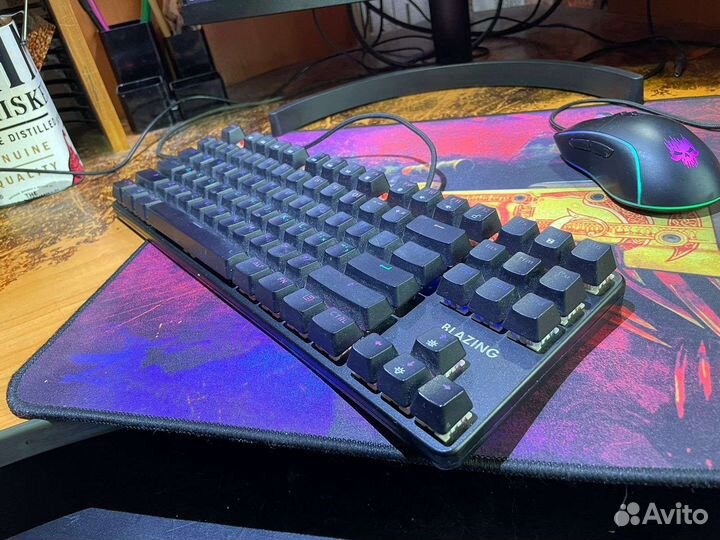 Игровой компьютер с монитором и клавиатурой