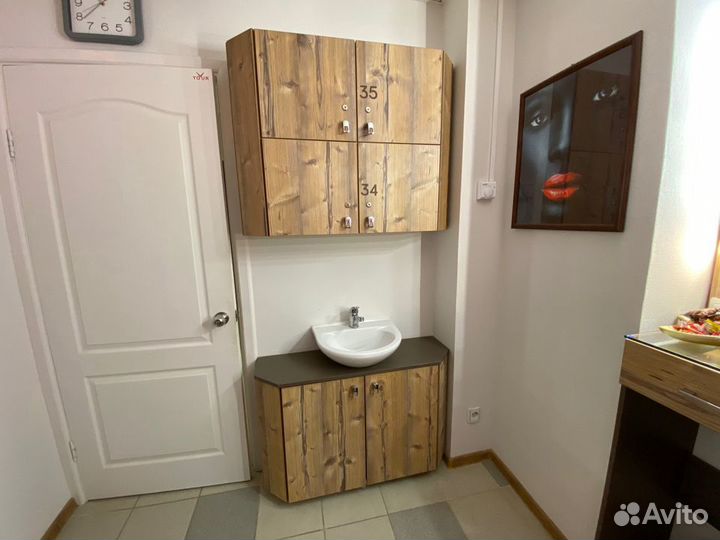 Рабочее место визажиста, бровиста. Гримерный стол