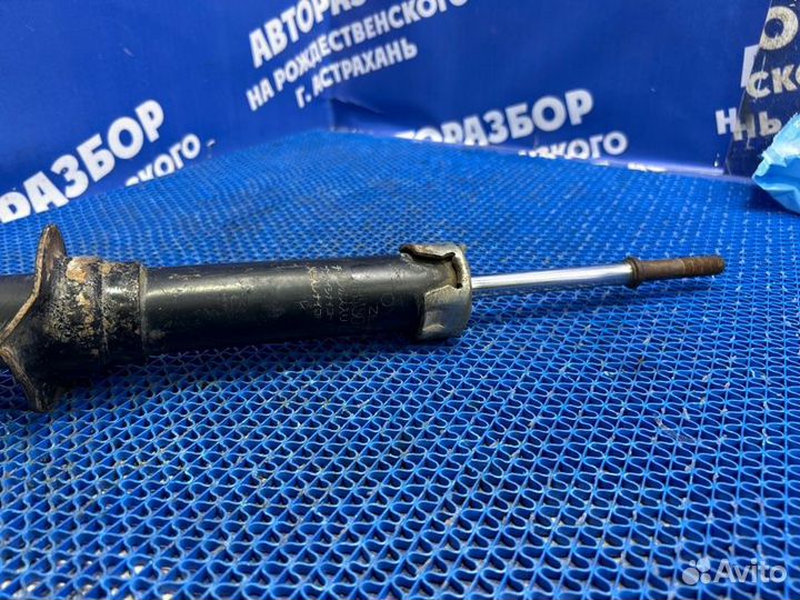 Задний амортизатор Toyota Corolla 120 седан 2006