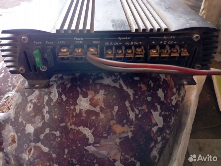 Автомобильный усилитель для сабвуфера