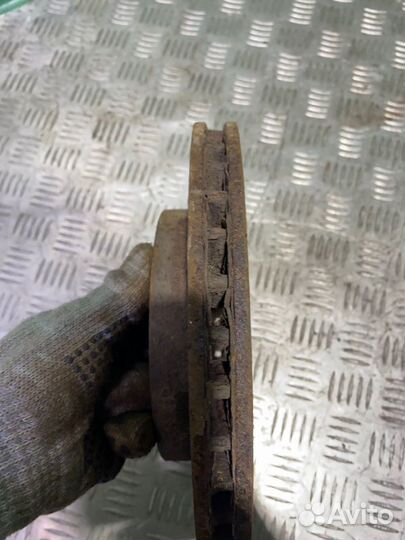 Тормозной диск передний Mitsubishi Carisma