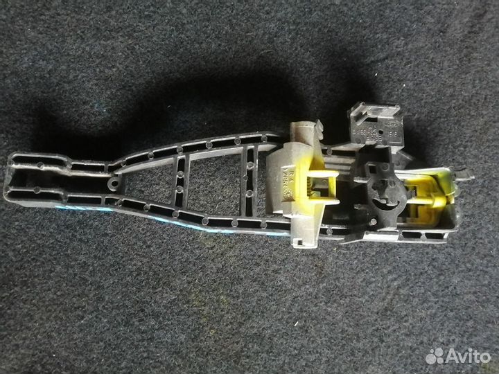 Основание ручки двери наружней правый Ford Focus 3