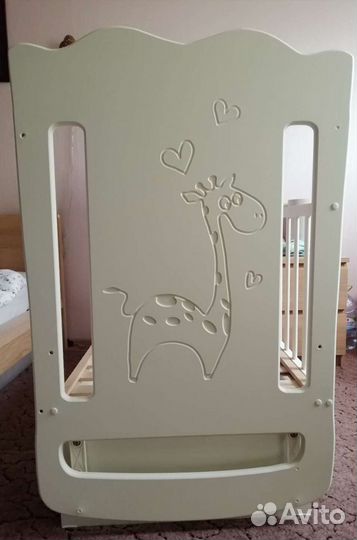 Детская кроватка с маятником