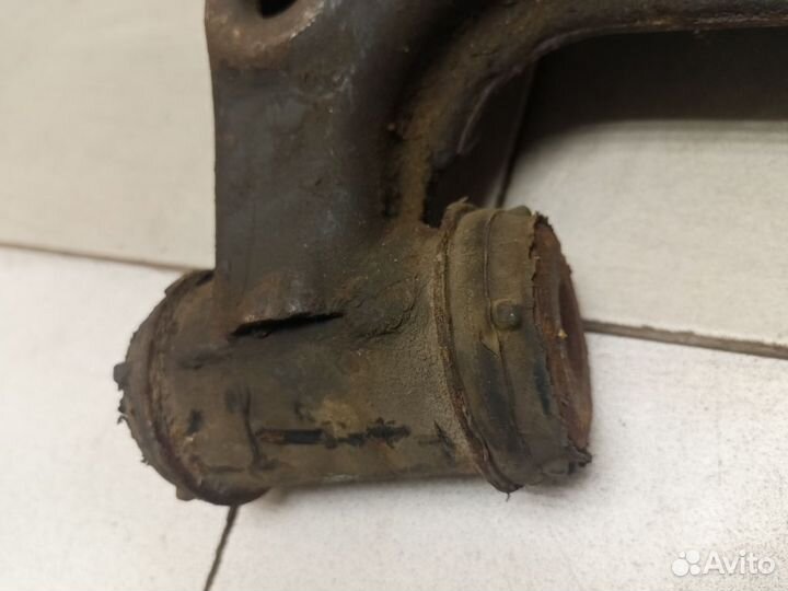 Рычаг передний левый нижний
