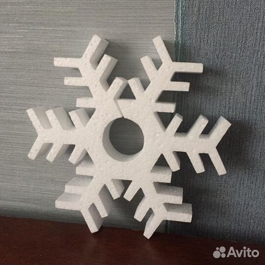 Снежинки из пенопласта