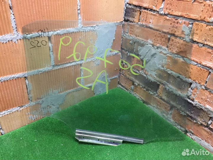 Стекло двери задней левой Toyota Auris E150