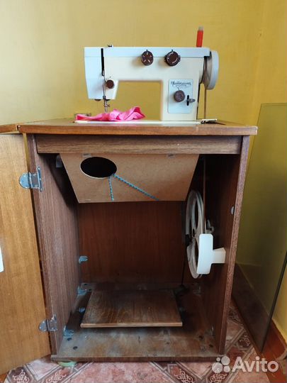 Швейная машинка Чайка 143