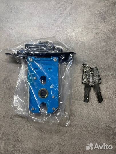 Ручка дверная с креплением и фиксатором в комплект