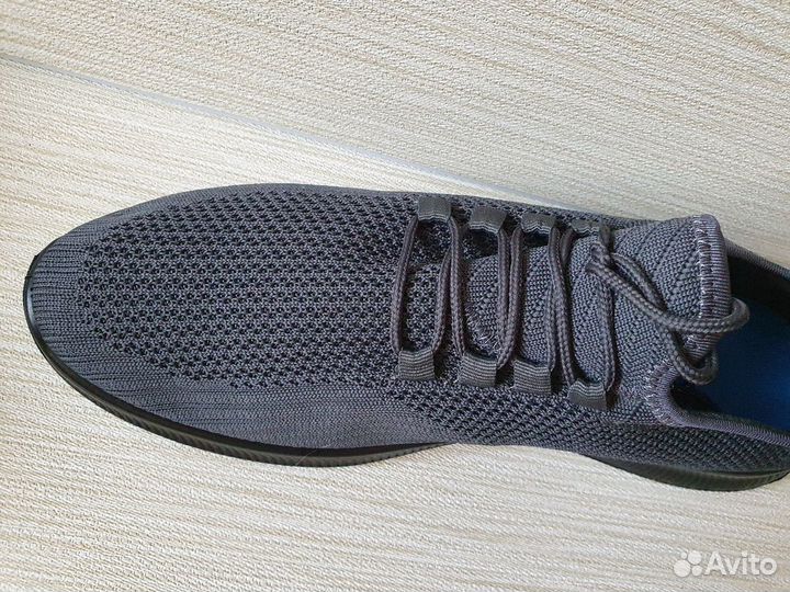 Кроссовки спортивные