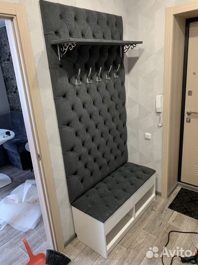 Прихожая в каретной стяжке с пуфом