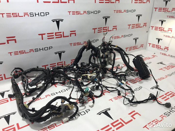 Электропроводка приборной панели кузова Tesla