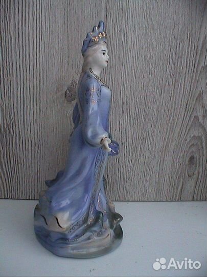 Фарфоровая статуэтка 