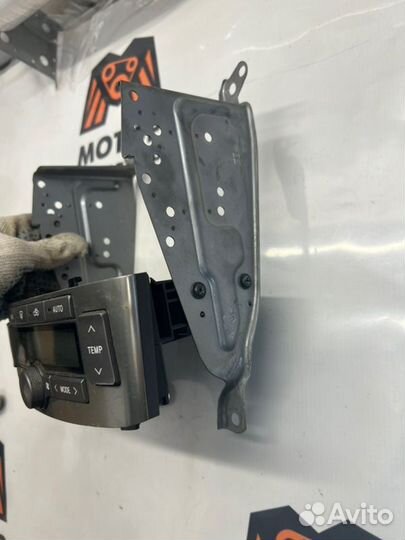 Блок управления климатической установкой Toyota