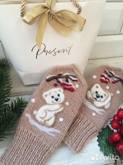 Подарочные варежки ручной работы