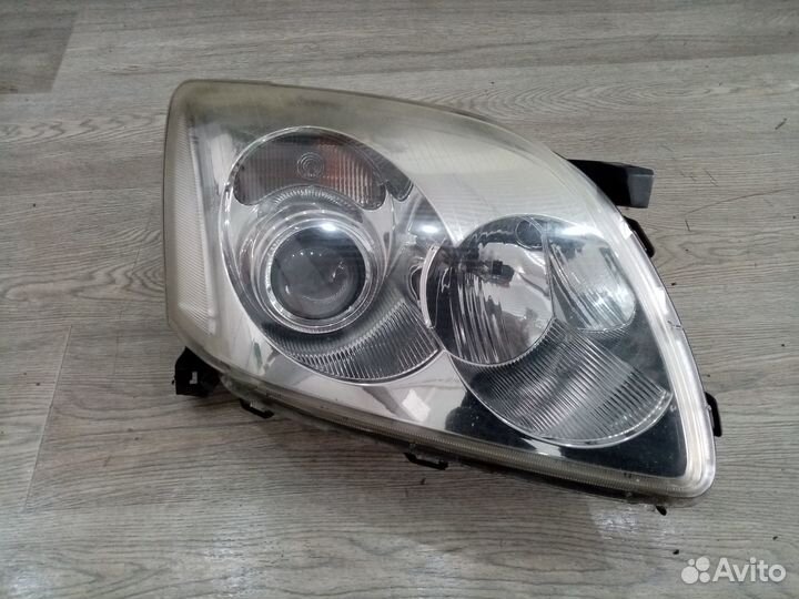 Фара правая для Toyota Avensis II