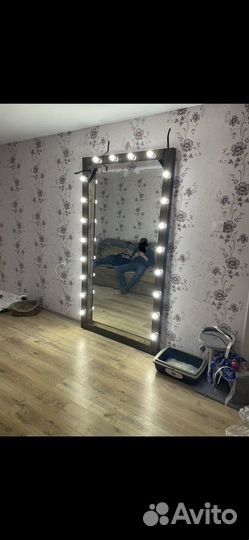 Гримерное зеркало с лампочками