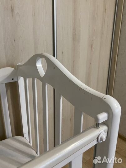 Детская кроватка с универсальным маятником