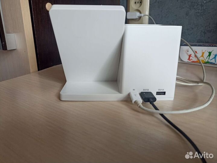 Док-станция для беспроводной зарядки с подставкой