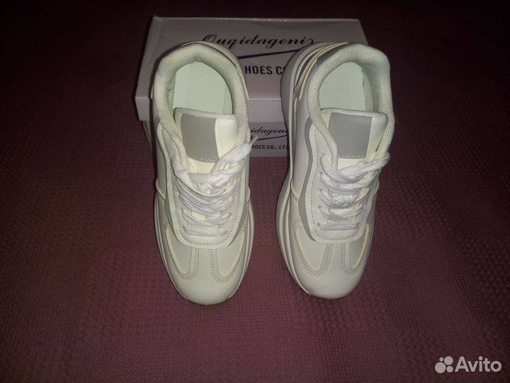 Кроссовки женские