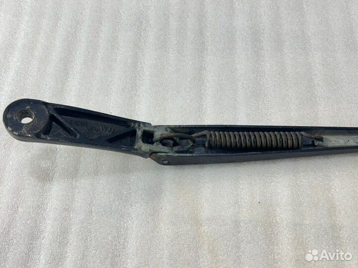 Поводок стеклоочистителя передний правый