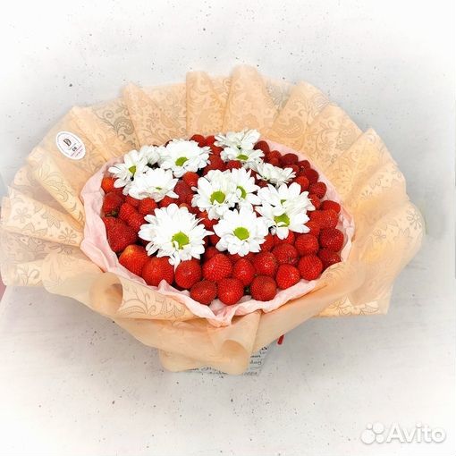 Букет из клубники и цветов