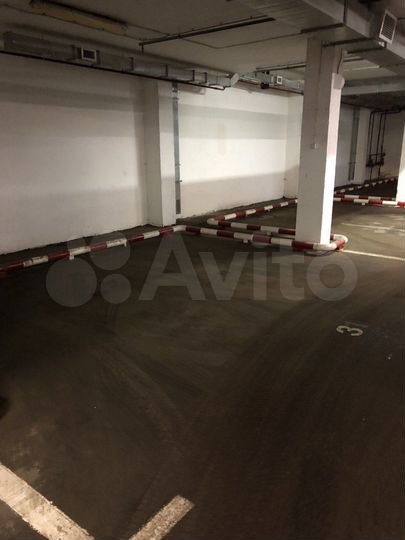 Машиноместо, > 30 м²