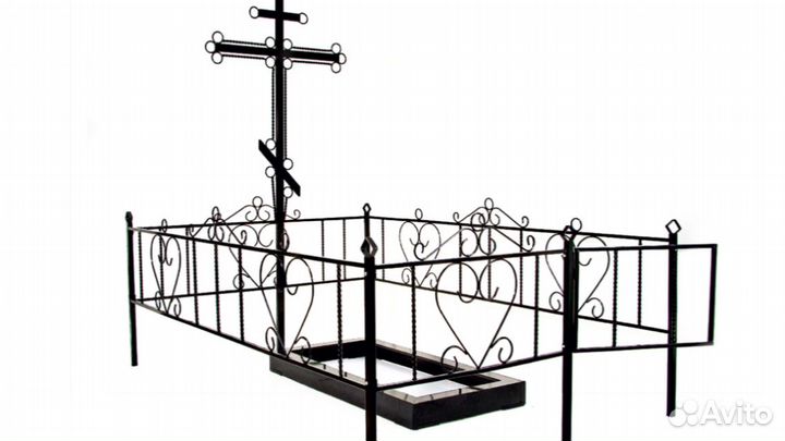 Крест, оградка, стол и лавочка на кладбище