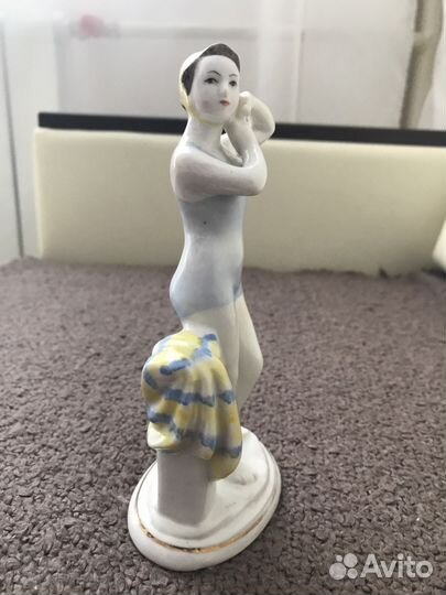 Фарфоровая статуэтка Юная Купальщица