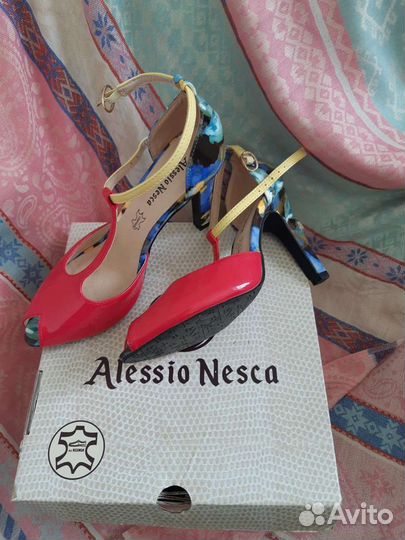 Яркие летние босоножки женские и черные эффектные