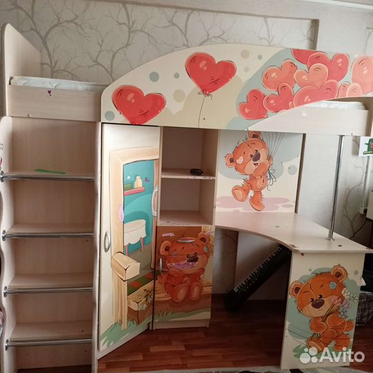 Детская кровать чердак со столом и шкафом