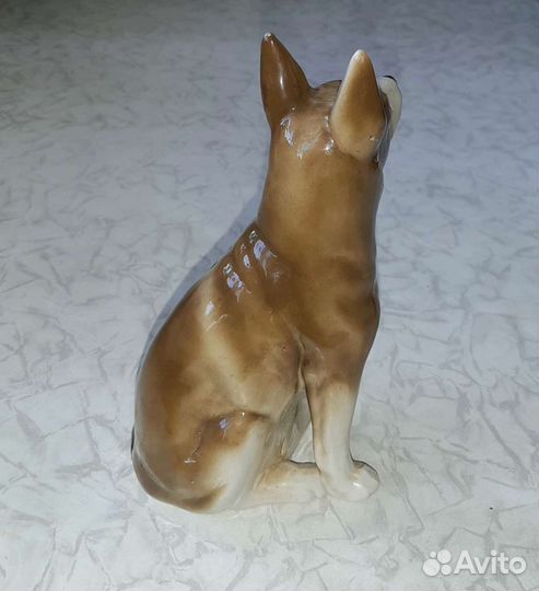 Фарфоровая статуэтка собаки 