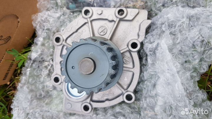 Водяная помпа (насос) на Вольво хс70