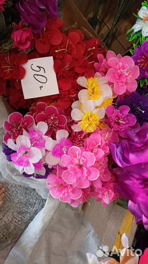 Искусственные цветы на кладбище