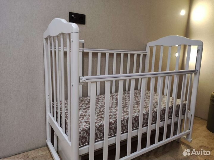 Детская кроватка с маятником