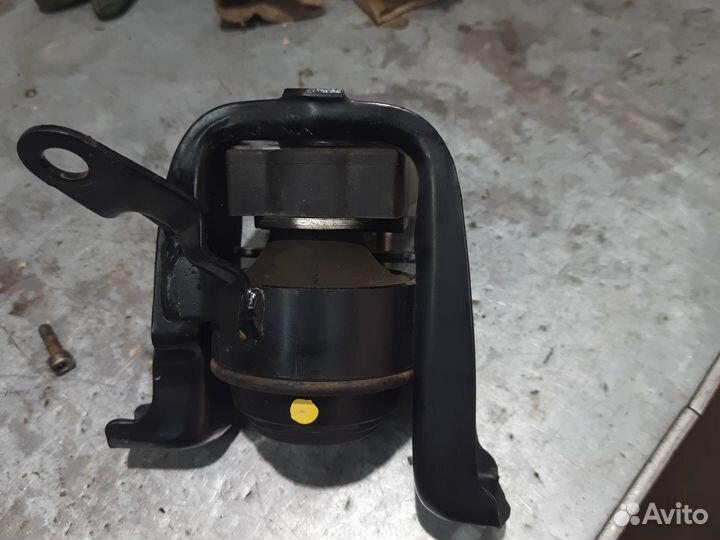 Подушка двигателя toyota corolla 120