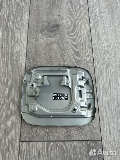 Лючок бензобака на toyota avensis