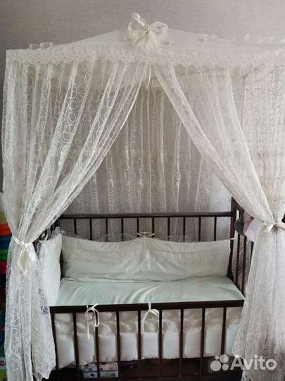 Кровать с матрасом и балдахином