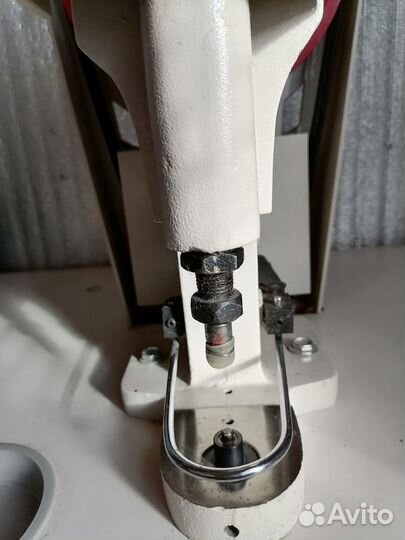 Швейная машина,пресс для установки фурнитуры