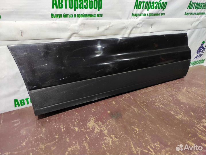 Молдинг двери задней правой VW Touareg NF