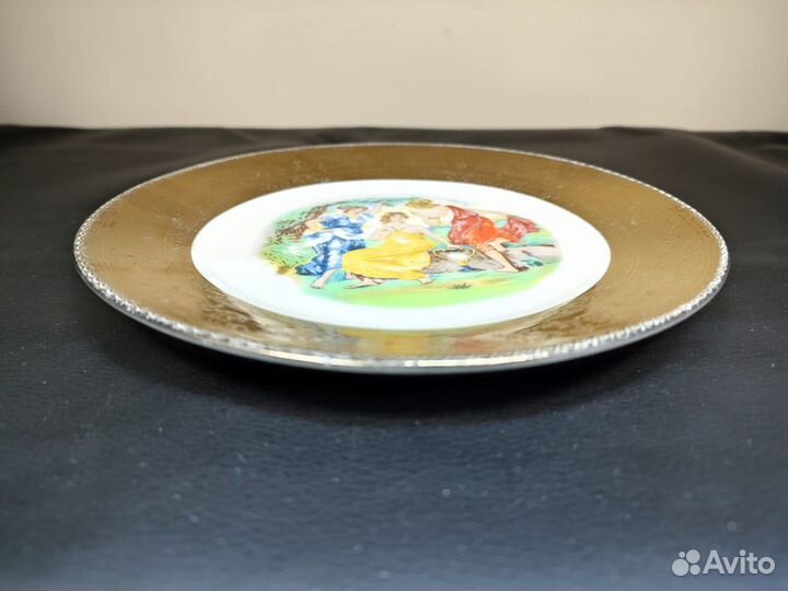 Тарелка фарфор Девушки с золотой каймой Китай №1