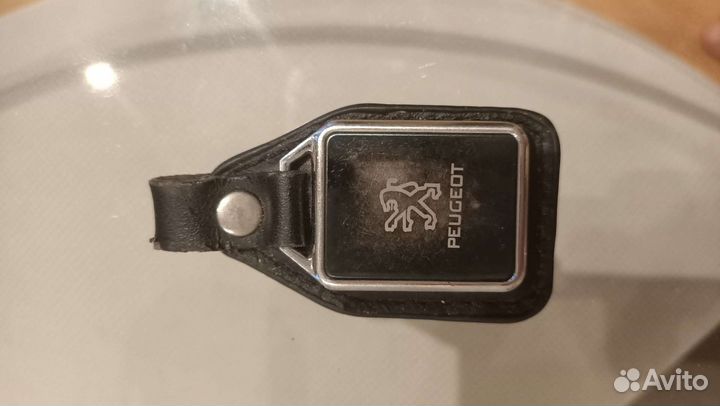 Брелок оригинал из натуральной кожи к авто Пежо