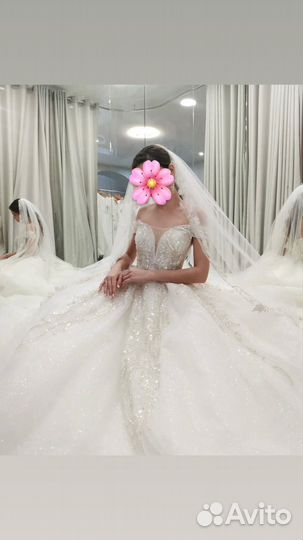 Свадебное платье со шлейфом