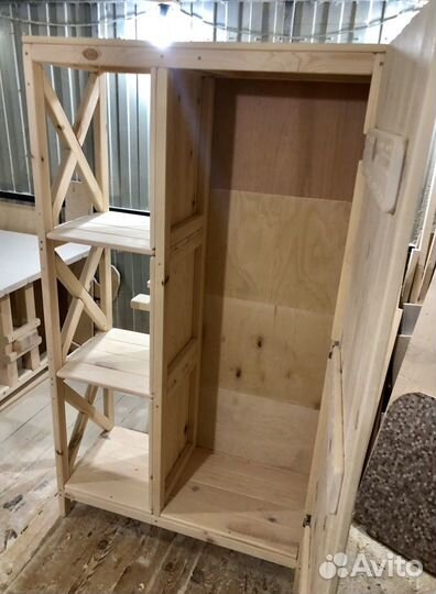 Шкафчик деревянный