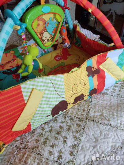 Детский коврик с игрушками