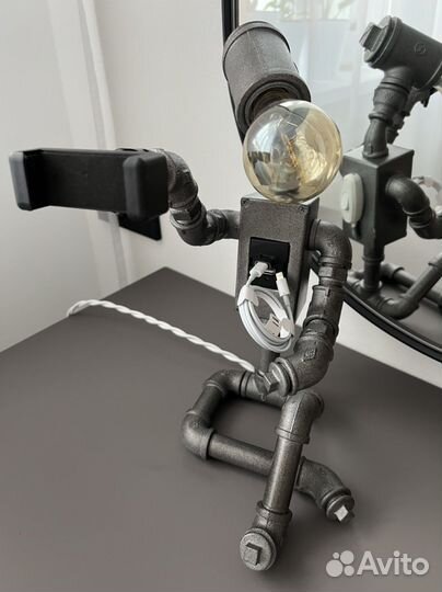 Робот - лофт держатель телефона с зарядкой usb