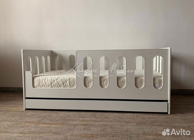 Детская кровать с бортиками Манеж