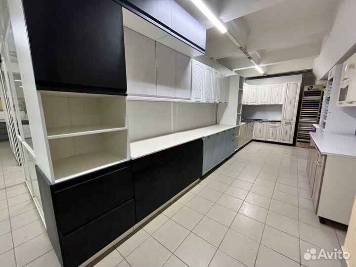 Кухонный гарнитур с доводчиками