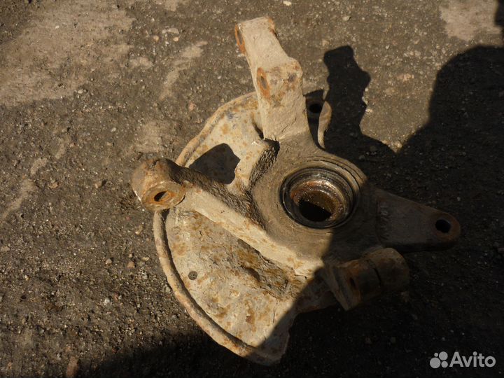 Поворотный кулак передний левый Киа Спектра