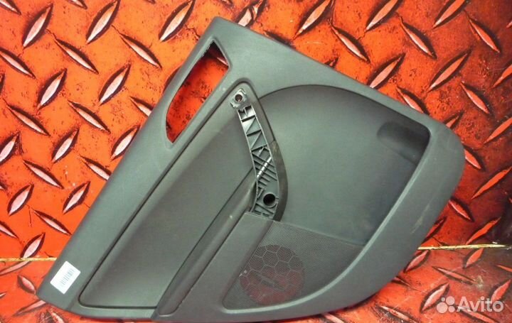 Обшивка задней левой двери Skoda Yeti